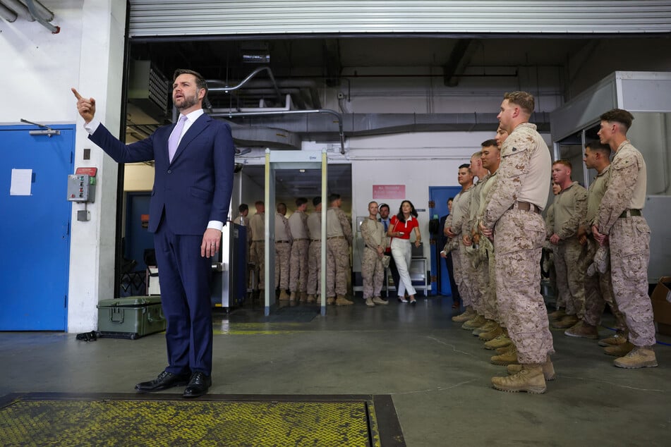 Vice President JD Vance (l.) arrives to tour a Federal Mobile Command Center during a visit to the Federal Building in Los Angeles, California, on Friday.
