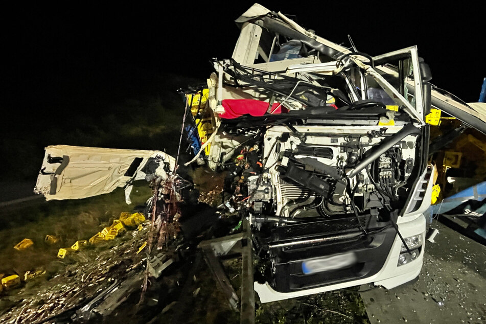 Unfall A9: Mega-Crash auf A9: Getränke-Laster kracht in Pannen-Lkw