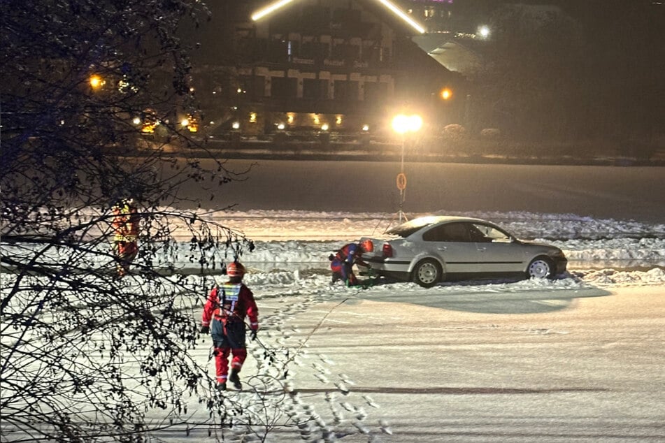Die Einsatzkräfte bargen das Auto mithilfe von Seilen und einem Kran.