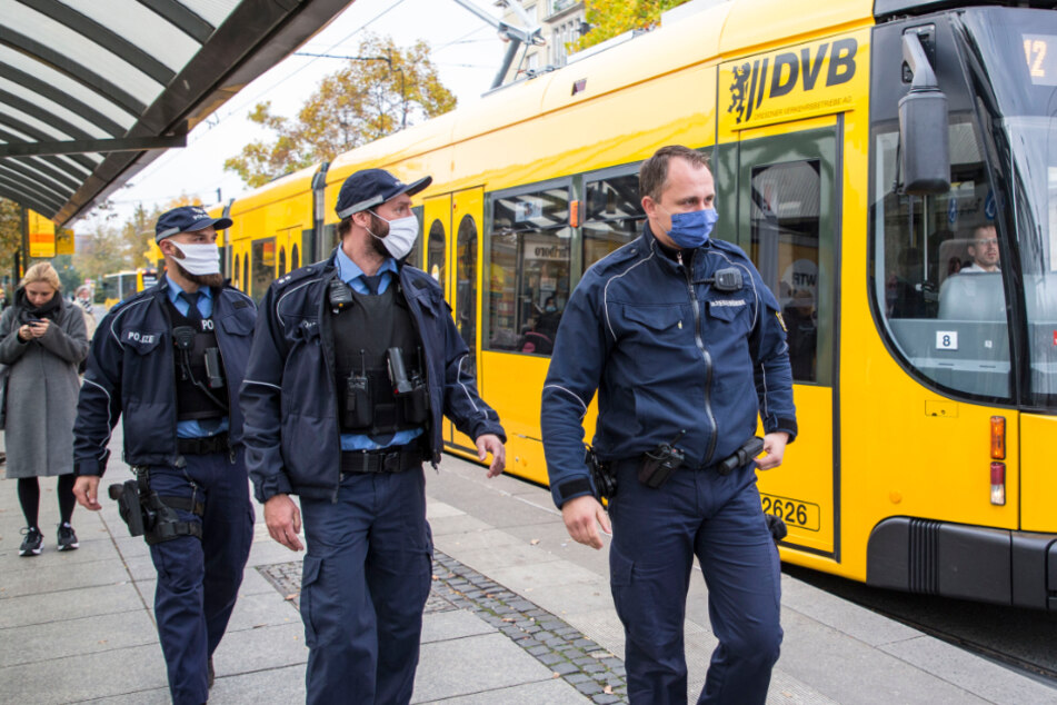 Dresden: Kontrolltrupps in Bus und Bahn: Polizei macht Jagd auf Masken-Muffel