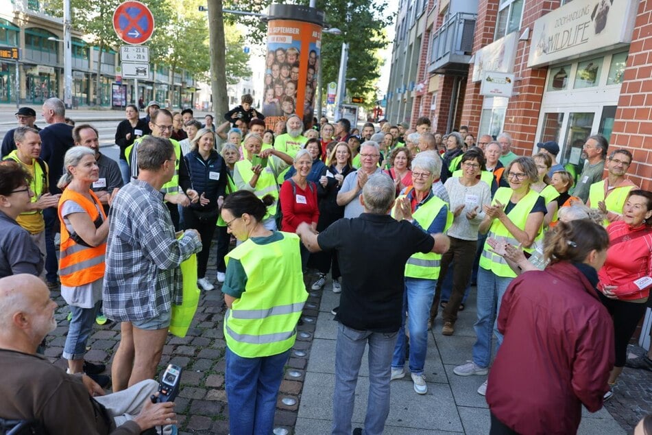 Dietmar Rauch (67, schwarzes Shirt) bedankt sich bei rund 110 Helferinnen und Helfern.