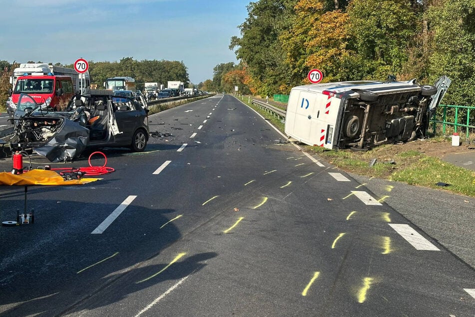 Der Transporter ist nach dem Zusammenstoß auf die Seite gekippt und über die Fahrbahn geschlittert.