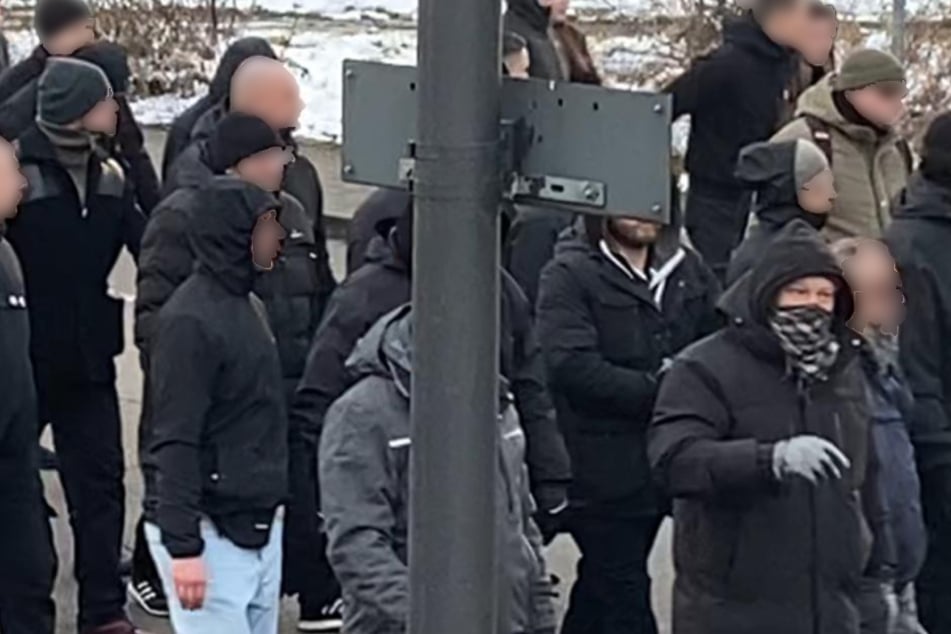 Politiker René Diedering (55, vermummt, unten rechts) lief auch 2025 beim Neonazi-Aufmarsch in Dresden mit.