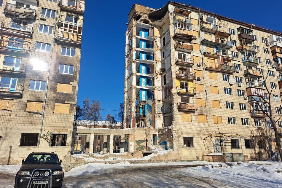 Ein von einer russischen Rakete getroffenes Haus in Kiew. (Archivfoto)