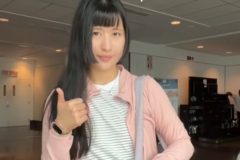 Daumen hoch: Für Lili (27) kann der einstündige Flug dank ausreichend Verpflegung kommen.