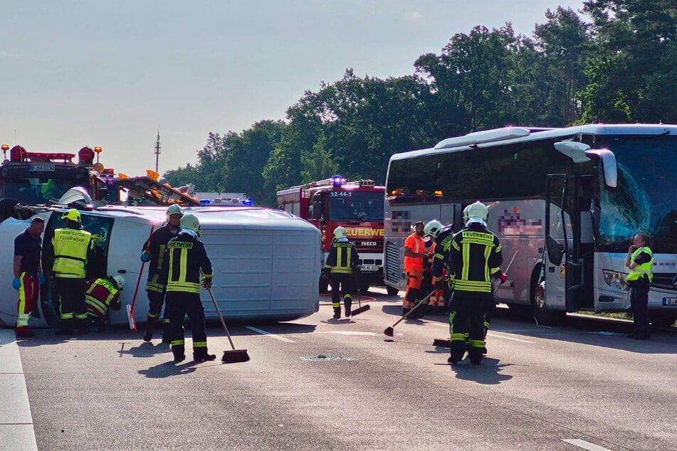 Nach der Kollision mit dem Reisebus ist der Kleintransporter auf der Seite liegen geblieben.