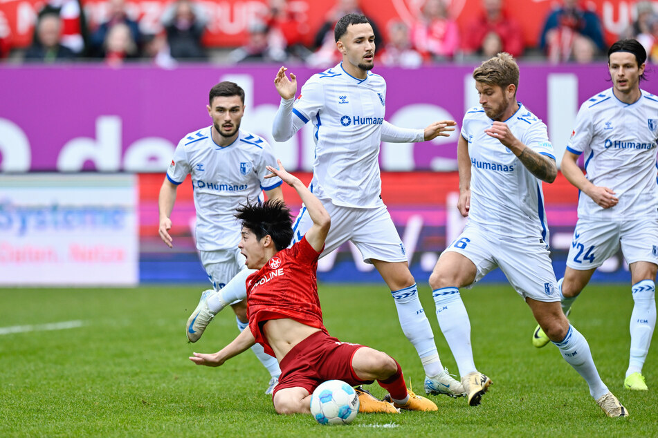 Daisuke Yokota wurde zwei Mal von Magdeburgs Falko Michel gefoult. Dafür gab es die Ampelkarte.