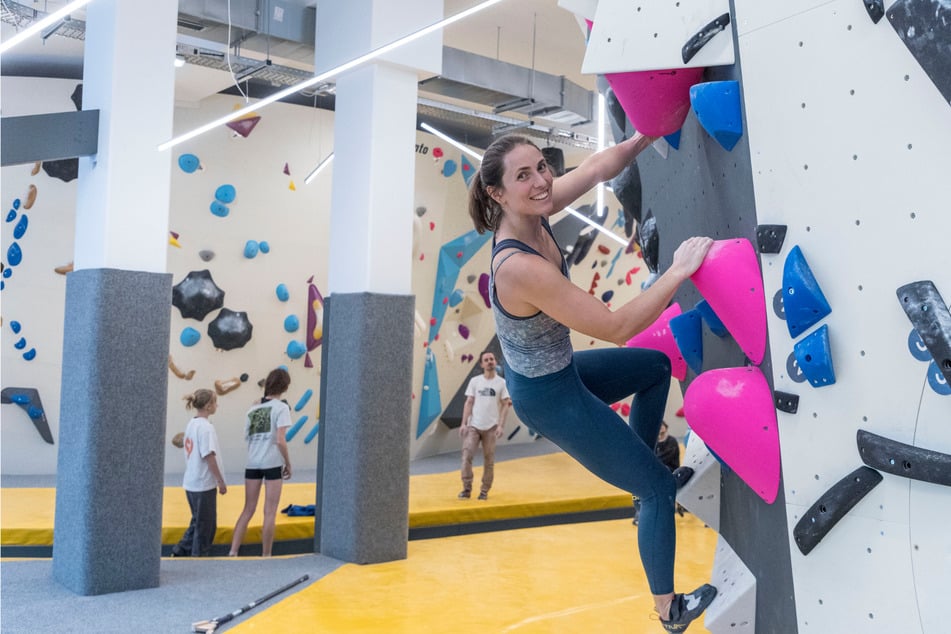 Mayte Radek (35) probiert sich an einem "Boulder". Die Rätsel sind nicht nach Farben geordnet, sondern nummeriert.