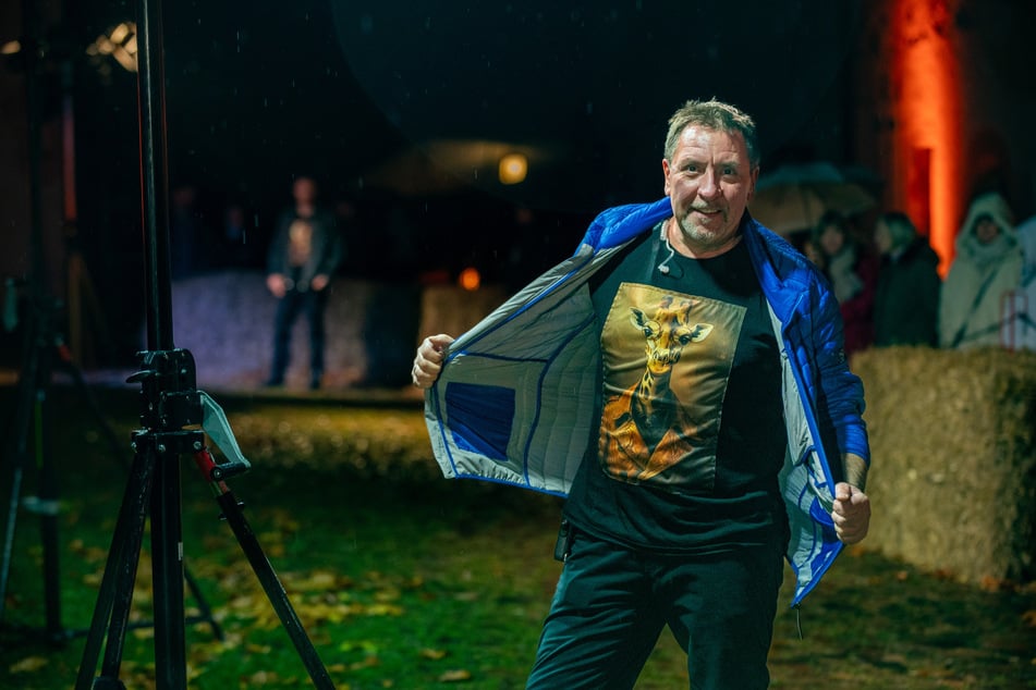 Zeigt, was er gern trägt: Schauspieler Thomas Böttcher (60) im Kloster Buch.