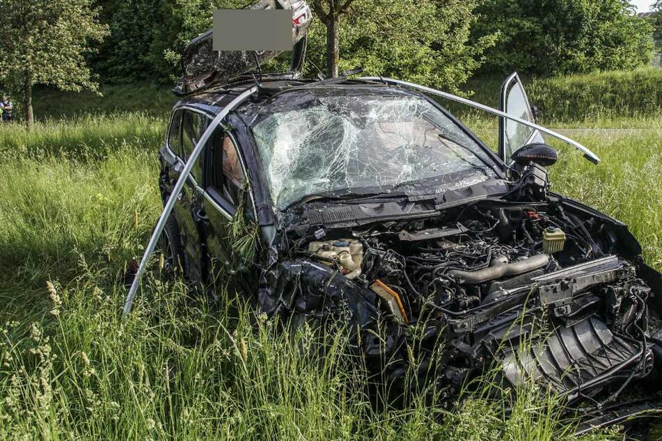 Nicht angeschnallt: SUV fliegt aus Kurve, Fahrer stirbt!