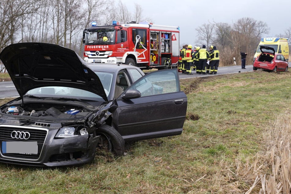 Der Audi A3 landete nach dem Unfall am Straßenrand.