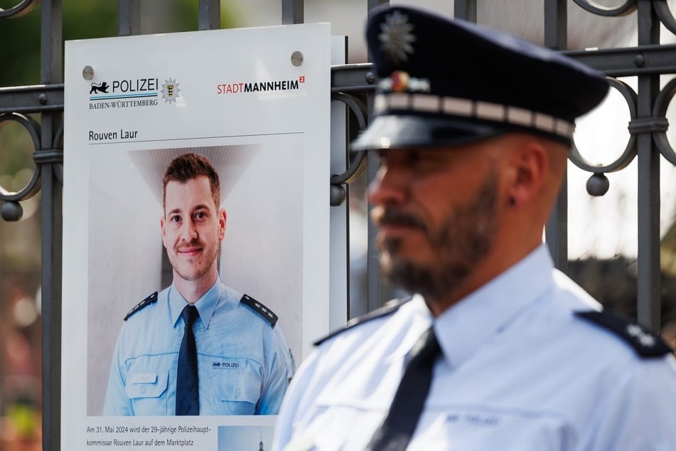 Am Mannheimer Marktplatz befindet sich eine Gedenktafel.
