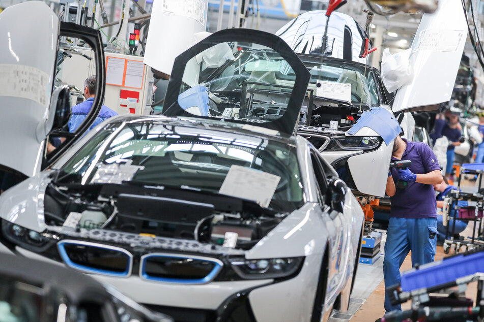Mitarbeiter im BMW-Werk Leipzig arbeiten in der Montage des i8. BMW hat im April weltweit rund 220.000 Autos verkauft und damit gut 10 Prozent mehr als im April des Vorkrisen-Jahres 2019.