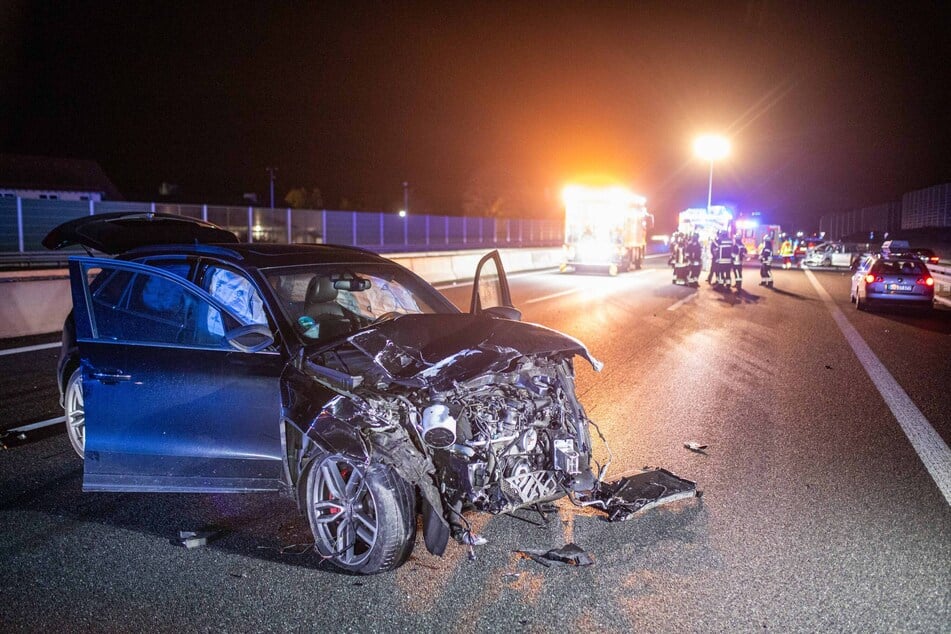 Drei Personen wurden bei dem Zusammenstoß verletzt.