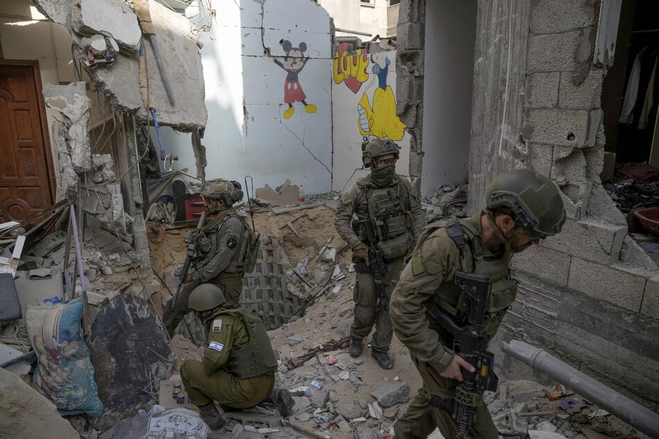 Israelische Soldaten stehen am Eingang eines Tunnels im südlichen Gazastreifen.