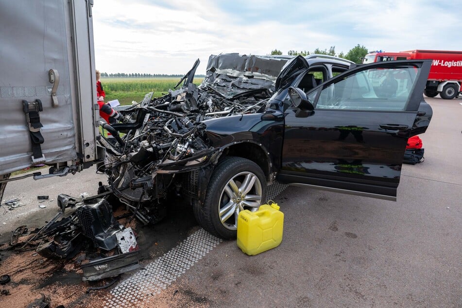 Das Auto wurde bei dem Zusammenstoß stark beschädigt.