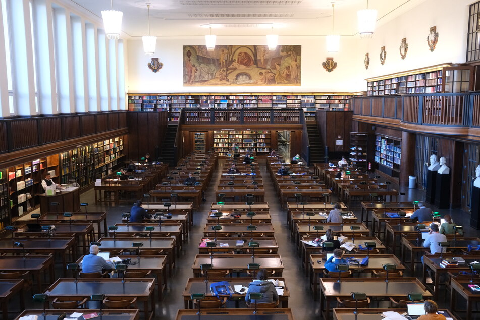 Blick in den großen Lesesaal der Deutschen Nationalbibliothek. Hier können alle Bücher, Papiere und Dokumente eingesehen werden.