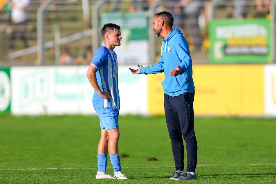 CFC-Trainer Christian Tiffert (42, r.) kann weiter auf Top-Scorer Leon Damer (24) setzen.