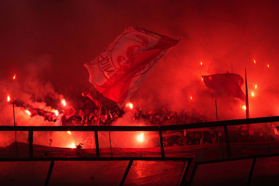 Die mitgereisten Union-Fans feiern im Gästeblock der Johan-Cruyff-Arena eine Pyro-Party.