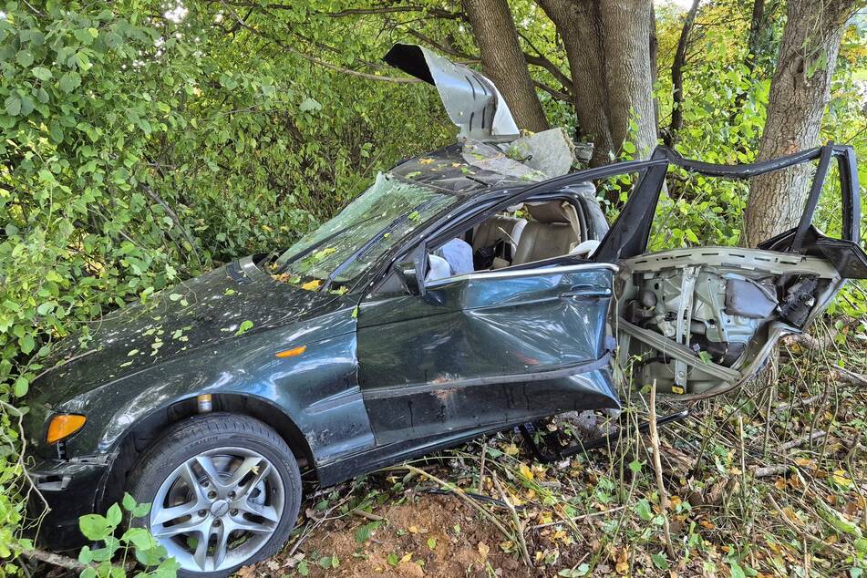 Der halbe BMW hängt an einem Baum nahe der Straße zwischen Höfen und Siebnach.