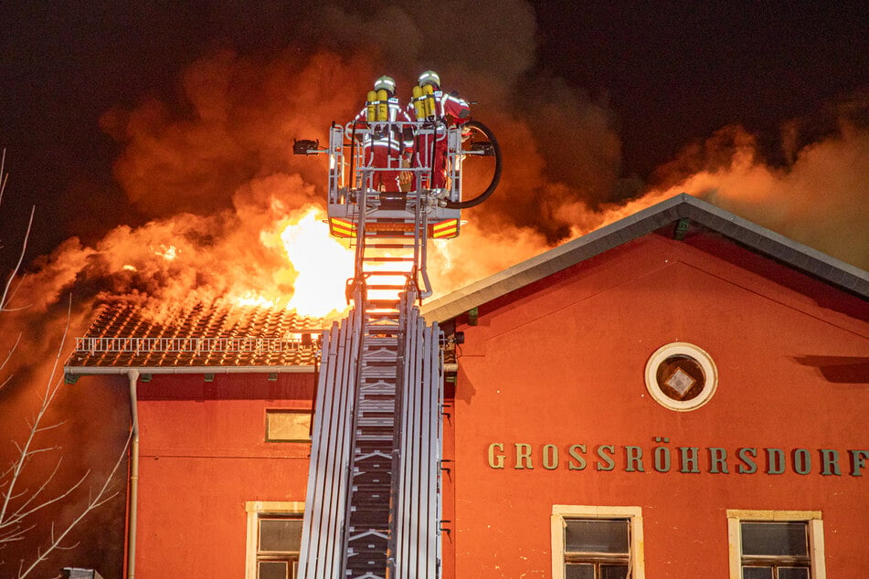 Der Dachstuhl vom Bahnhofs-Gebäude Großröhrsdorf stand in Flammen.