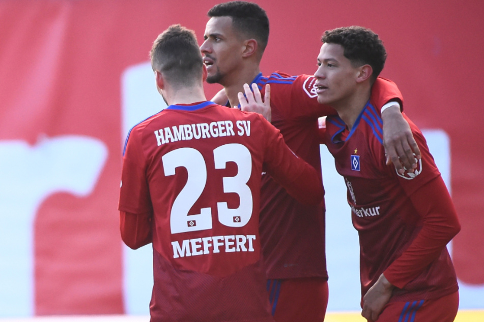 HSV-Neuzugang Andras Nemeth (20, r.) konnte sich beim 2:0-Sieg gegen Hansa Rostock über sein Debüttor freuen. Von Teamkollege Robert Glatzel (29, M.) gab es anschließend lobende Worte.