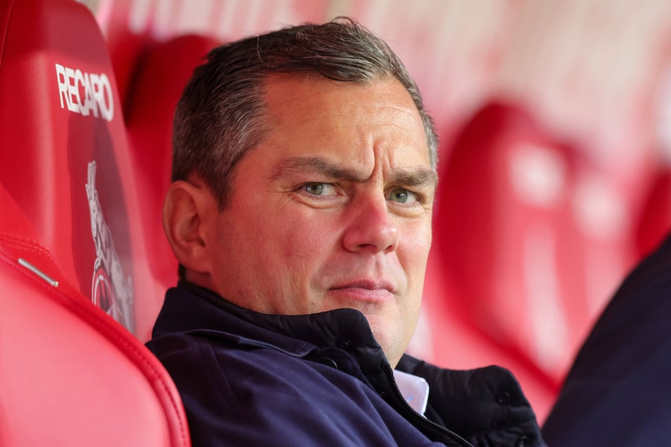 Seit Wochen ist Sportgeschäftsführer Marcel Schäfer (41) mit der Leistung und den Ergebnissen der Roten Bullen nicht ganz einverstanden.