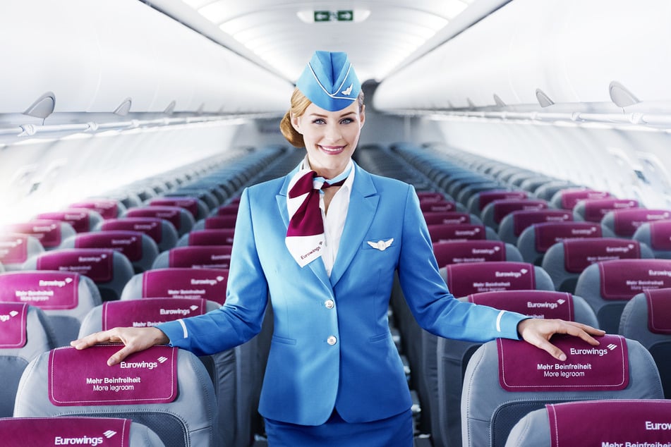 Eine Flugbegleiterin im Outfit der Airline Eurowings. Germanwings flog bisher im Auftrag von Eurowings.