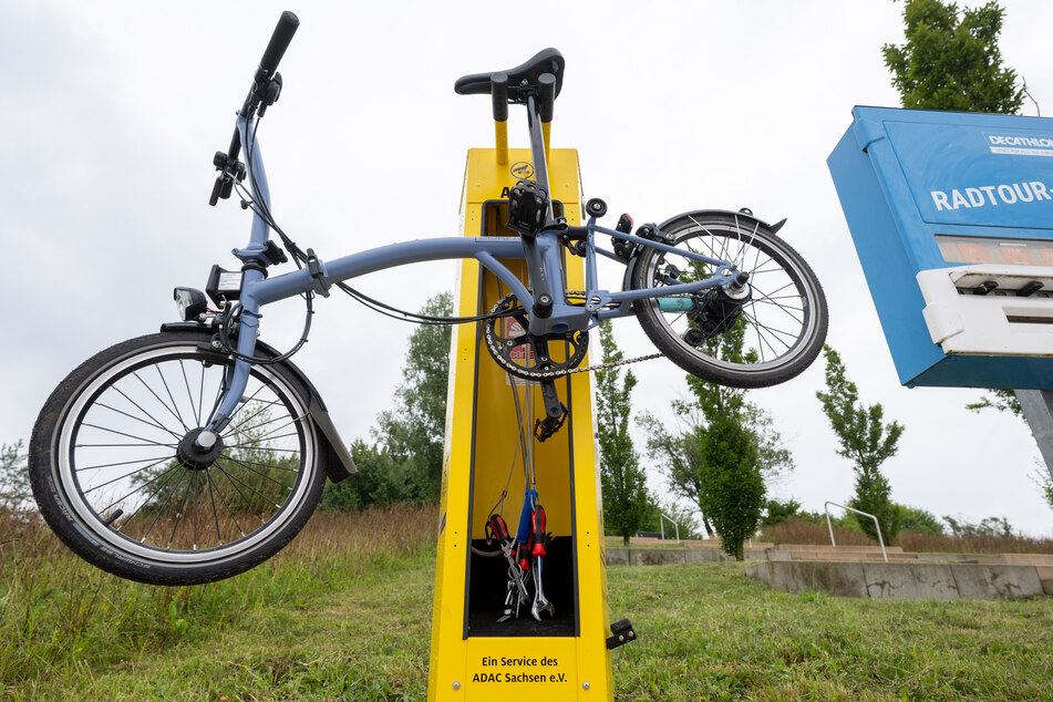 Ein Fahrrad hängt an einer Radservice-Station am Schladitzer See bei Leipzig.