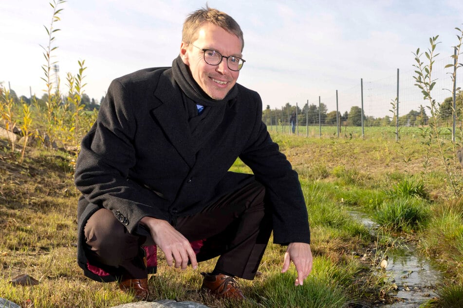 Auch hier darf nicht mehr geschöpft werden: Umweltamtsleiter René Herold (45) am Wiesengraben-Ost in Weißig.