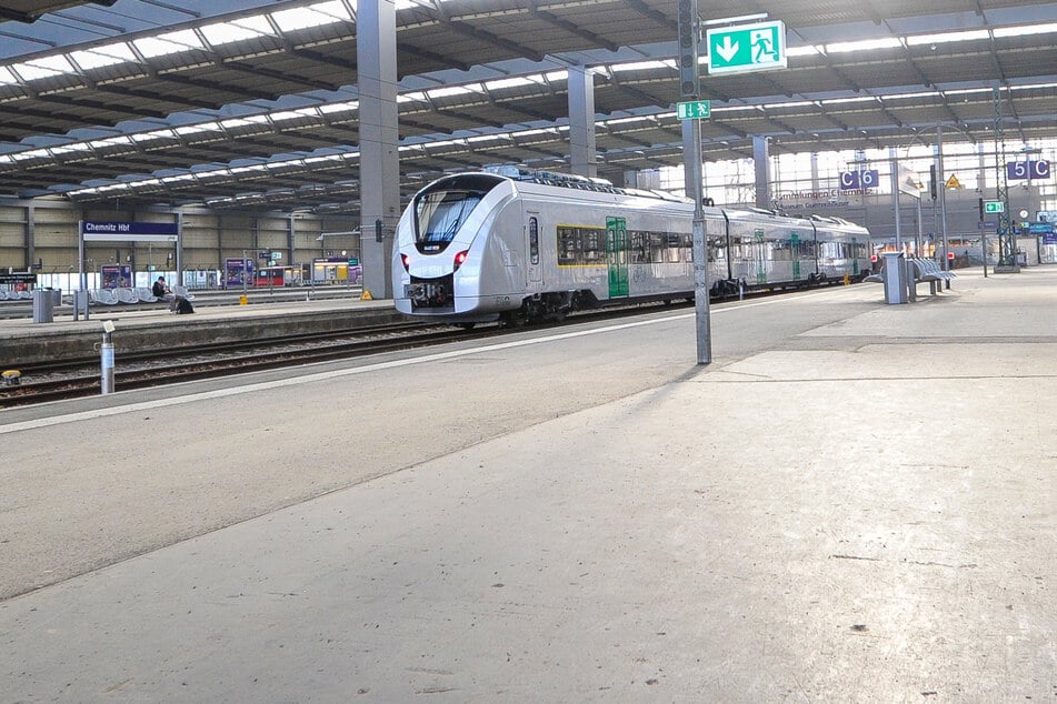 Der 36-Jährige war der Zugbegleiterin an einem Bahnsteig aufgefallen, weil er schon öfters ohne Ticket unterwegs gewesen war. Deshalb wollte sie ihn kontrollieren. (Archivfoto)