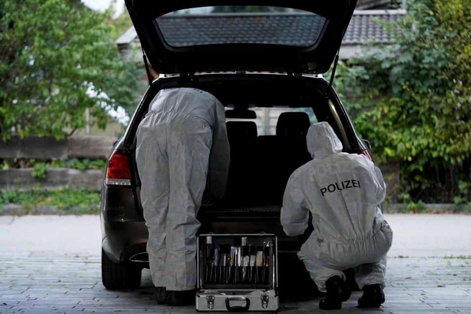 Ermittler fanden eine Blutspur im Kofferraum des Autos des Verdächtigen. (Nachgestellte Szene)