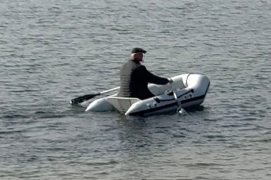 Ein älterer Mann wollte sich dem Wal am Montag mit einem Schlauchboot nähern. Er wurde von der Polizei aufgehalten.
