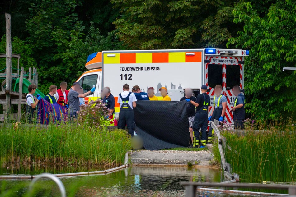 Rettungskräfte eilten am Sonntagnachmittag ins Ökobad Lindenthal, nachdem dort eine Person ertrunken ist.