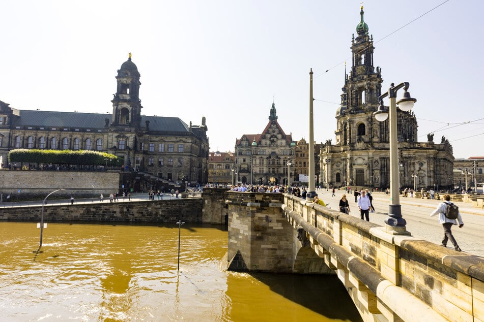 Eine Freigabe der Augustusbrücke für den Straßenverkehr wird derzeit geprüft.