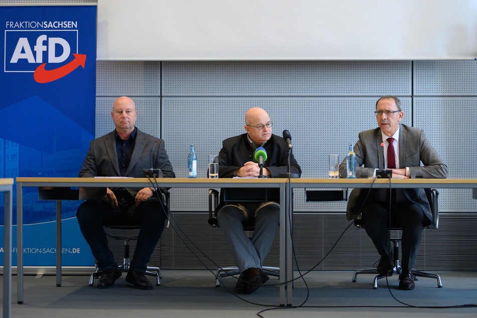 Jan Zwerg (l-r), Generalsekretär der AfD in Sachsen, Michael Elicker, Rechtswissenschaftler, und Jörg Urban, Vorsitzender der AfD in Sachsen, nehmen im Sächsischen Landtag an einer Pressekonferenz teil.