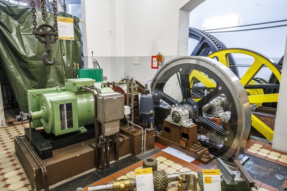 Blick in den Maschinenraum mit Motor und Antriebsrädern.