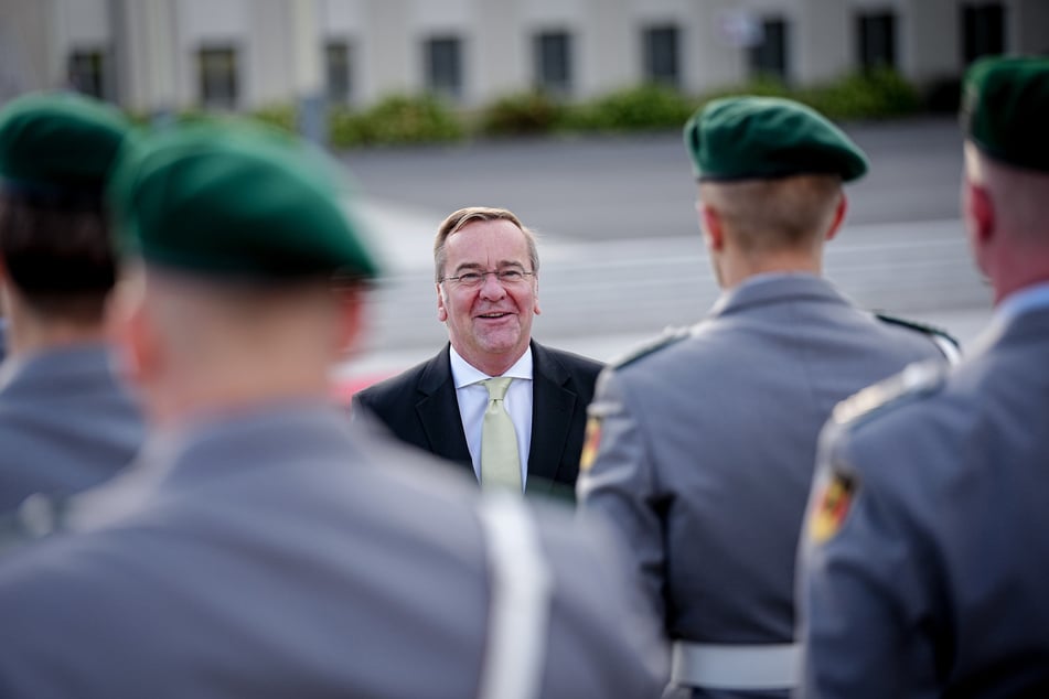 Verteidigungsminister Boris Pistorius (66, SPD) kündigte auf dem niedersächsischen Truppenübungsplatz in Bergen eine neue Drohnen-Einheit an.