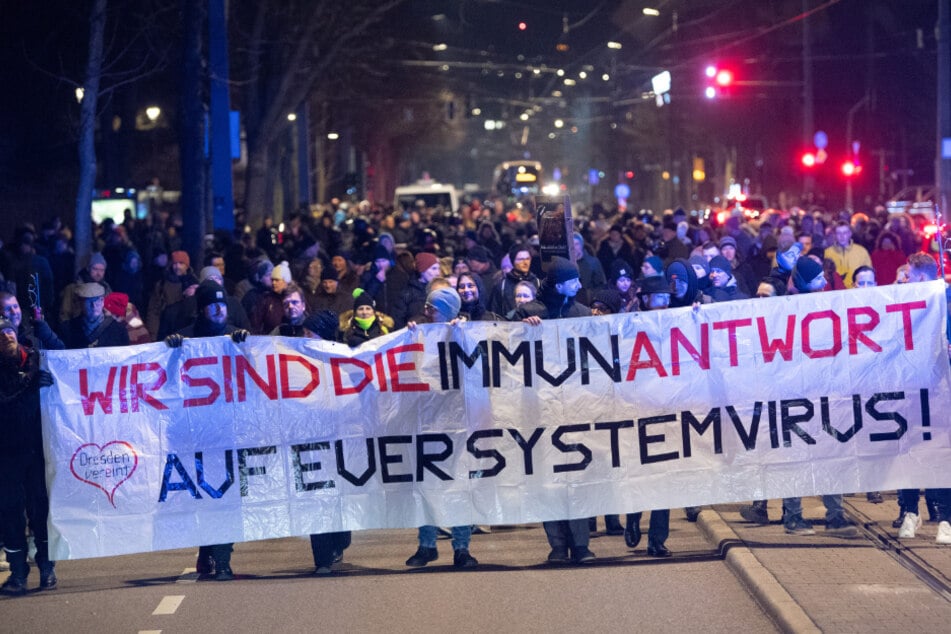 Teilnehmer einer Demonstration gegen die Corona-Maßnahmen in Dresden. Laut einer Studie beteiligte sich bislang nur ein kleiner Teil der Bevölkerung an den Protesten.
