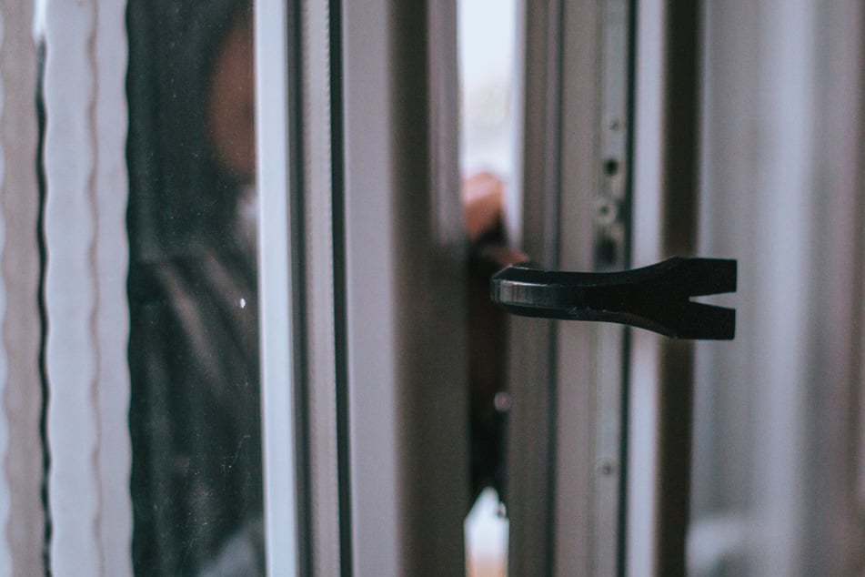 In Frankenberg hebelten Einbrecher bei einem Einfamilienhaus ein Fenster auf und durchsuchten dann die Räume. (Symbolbild)
