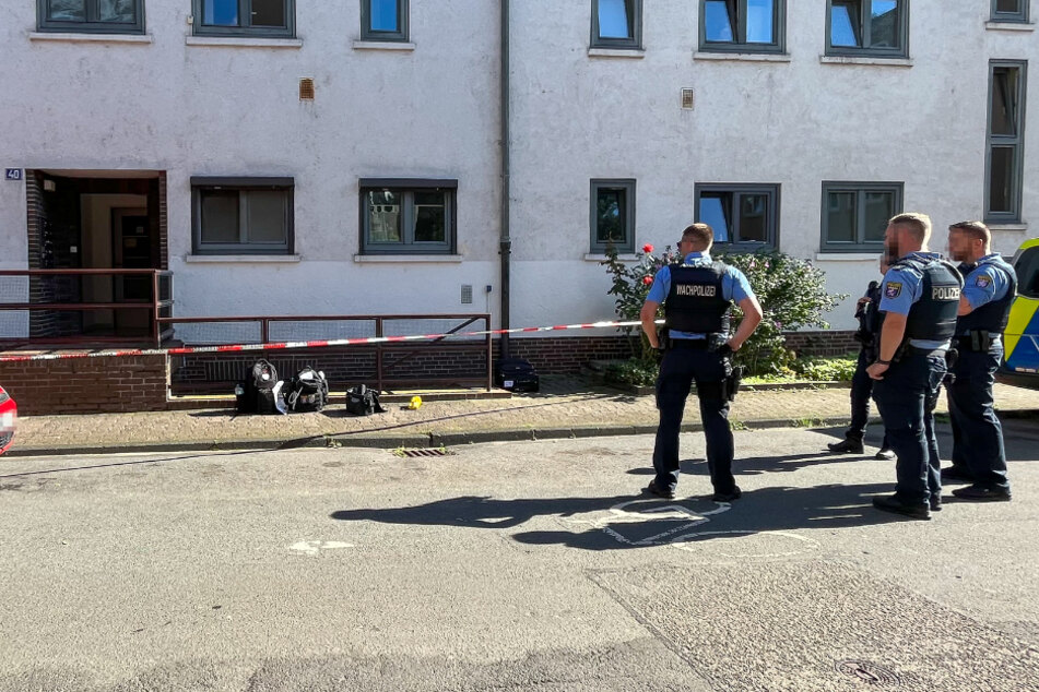 Am Samstagmorgen musste die Polizei an einem Mehrfamilienhaus in Frankfurt-Sachsenhausen anrücken. Ein 79-Jähriger kam kurz zuvor durch Messerstiche ums Leben.