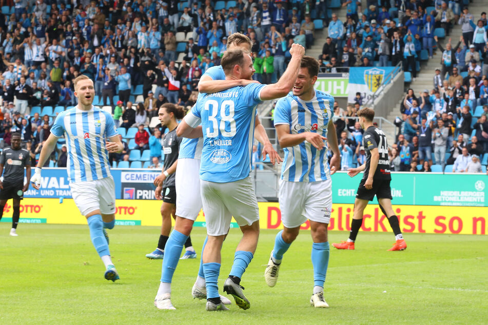 Torjubel bei den Himmelblauen nach dem 2:2.