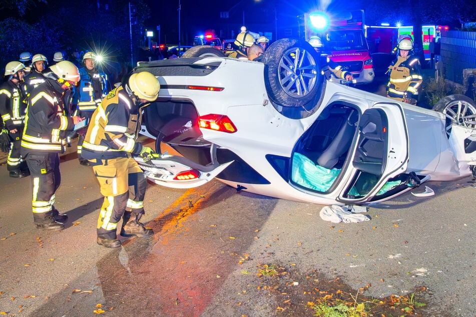 Raser überschlägt sich: Plötzlich fällt in mehreren Straßen der Strom aus, auch bei der Feuerwehr