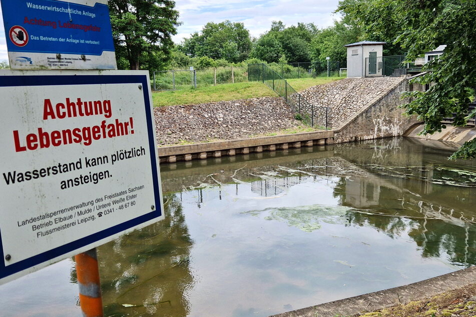 "Achtung Lebensgefahr! Wasserstand kann plötzlich ansteigen" warnt dieses Schild hinter dem Nahlewehr vor einem möglichen Hochwasser.