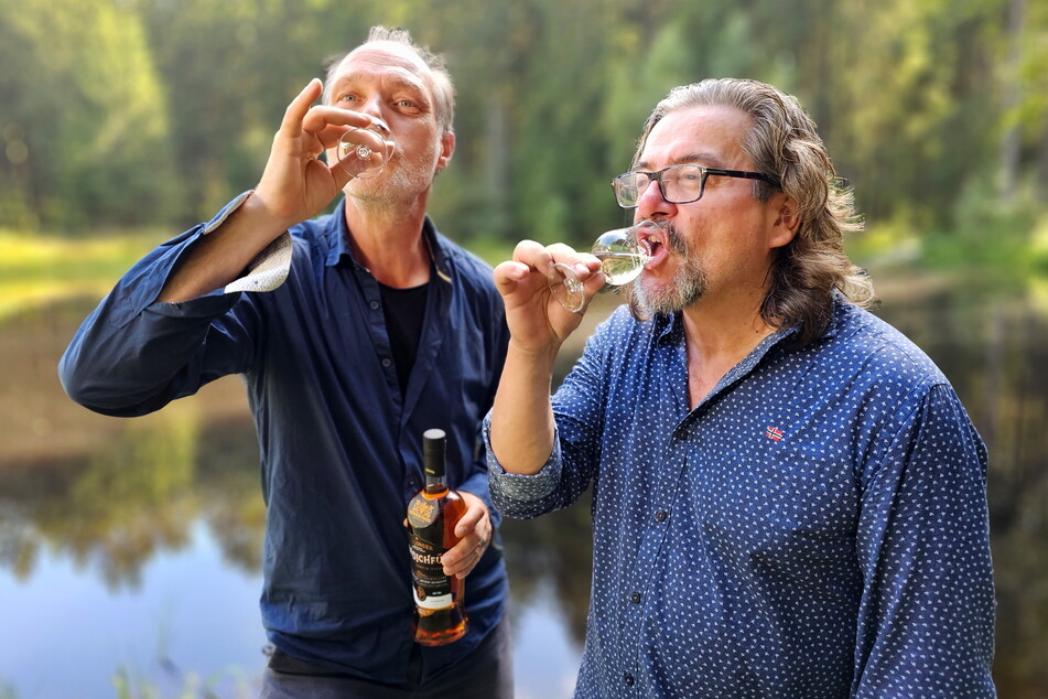 Kleine Stärkung: Whisky-Brenner Frank Leichsenring (63, r.) und Martin Brambach am Weiher von "Siehdichfür". Von hier kommt das Wasser für den guten Tropfen.