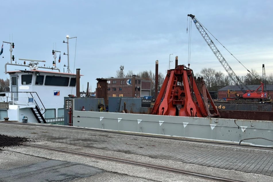 Bei Arbeiten im Emder Binnenhafen ist es am Donnerstag zu einer gefährlichen Situation gekommen.