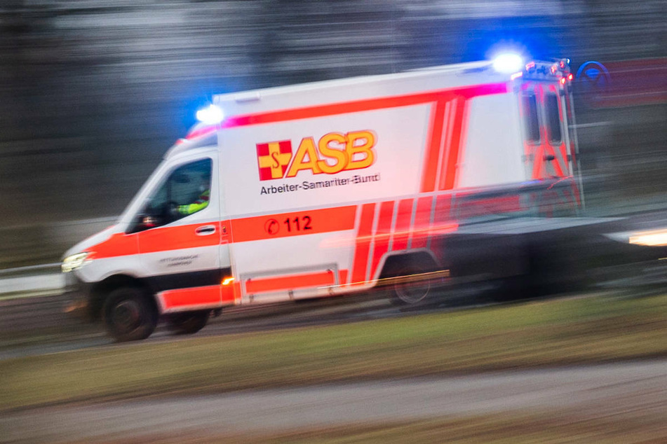 Die schwer verletzten Teenager sind mit dem Rettungswagen in Krankenhäuser nach Neubrandenburg und Plau gebracht worden. (Symbolfoto)