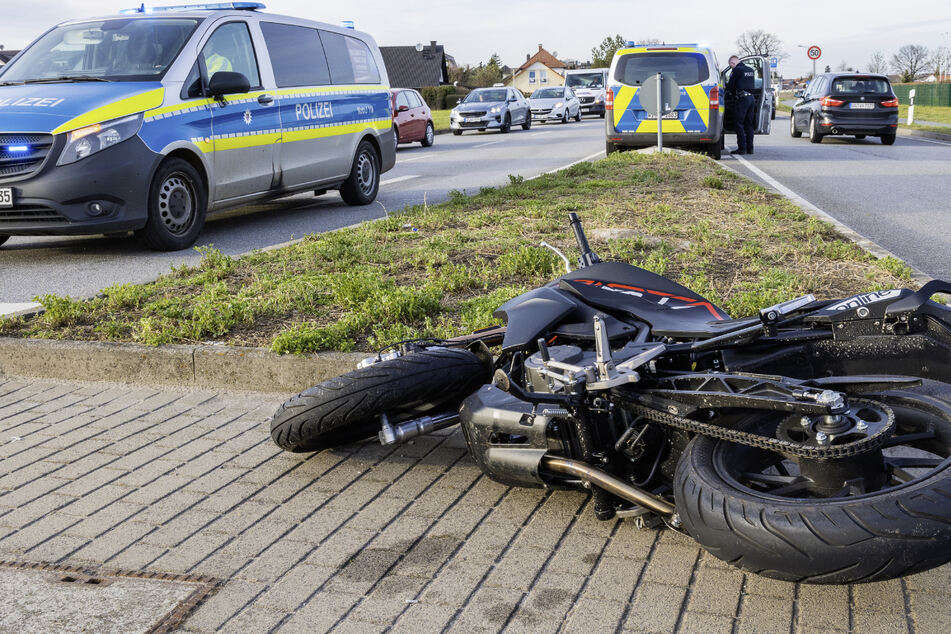 Der Motorradfahrer musste schwer verletzt in ein Krankenhaus eingeliefert werden.