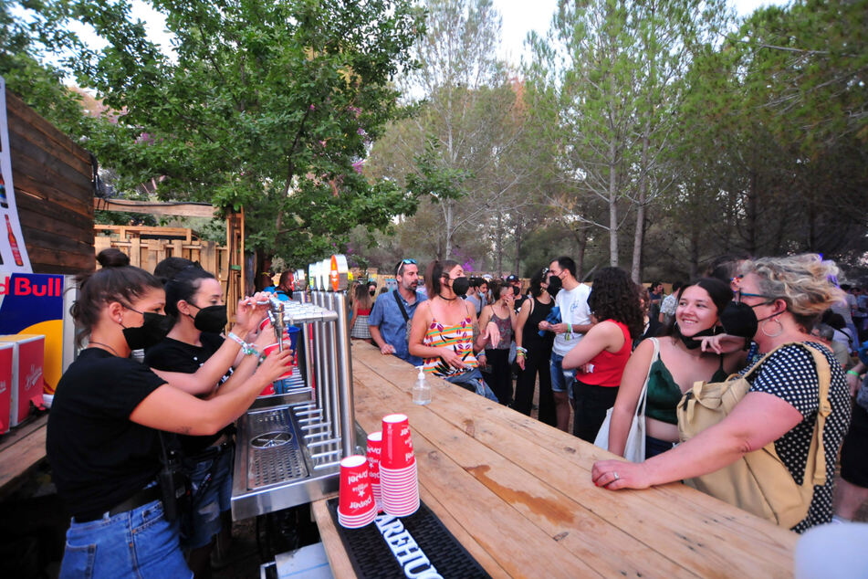 Vilanova I La Geltru: Menschen mit und ohne FFP2-Masken trinken an einer Bar während des Vida 2021 Festivals.