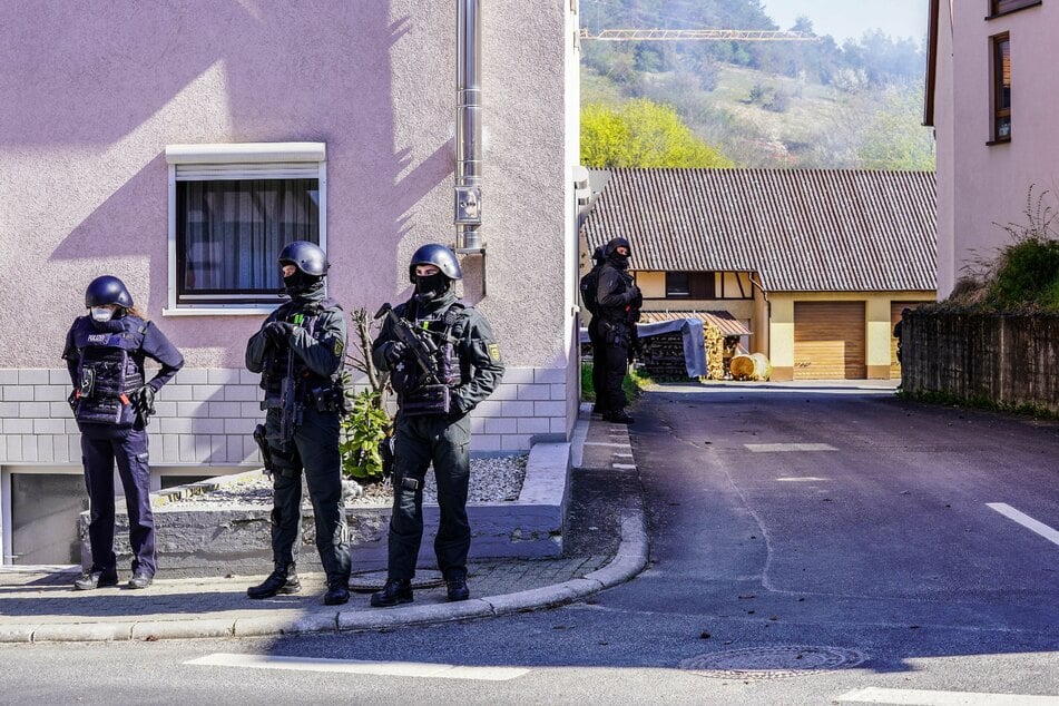 Bewaffnete Polizisten umzingelten am Mittwoch ein Haus in Boxberg.
